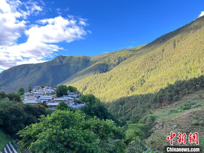 图为晨光中的尼汝村。　熊佳欣 摄