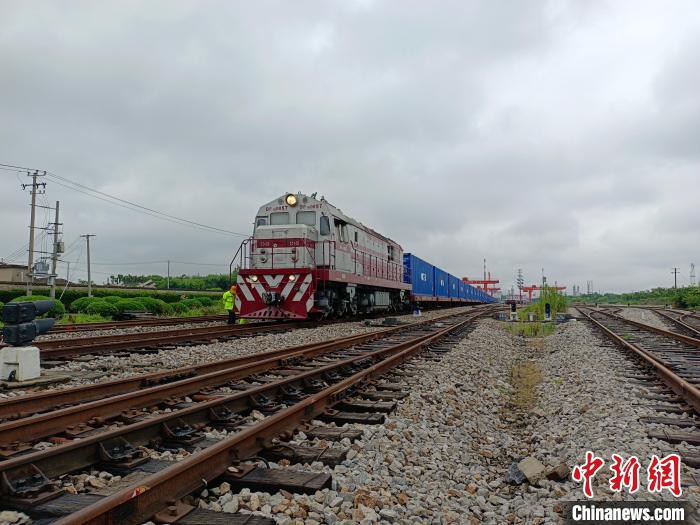 5月29日下午，搭载着49个集装箱机械设备的“中欧班列-上海号”从上海闵行站出发。　东方丝路 供图