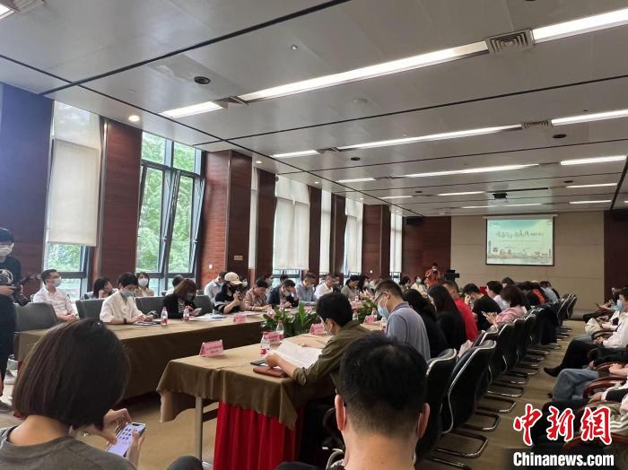 “杭甬在线”旅游洽谈会现场。　王题题 摄