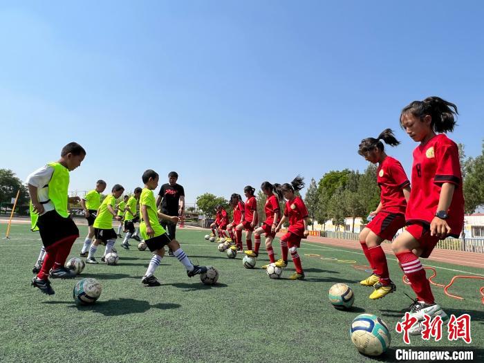 专业教师为学生开展足球课程(资料图)。