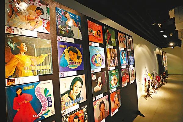 港铁中环站于2020年展出的邓丽君歌迷收藏的唱片。图片来源：香港文汇报记者 摄