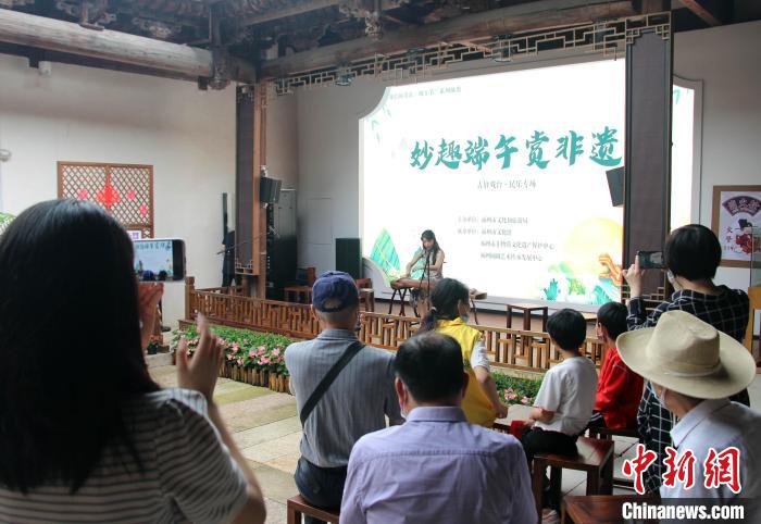 闽剧民乐专场演出吸引观众观看。　　福州闽剧院供图