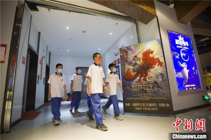学生有序走进影院，观看动画电影《格萨尔王之磨炼》。　张云 摄