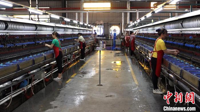 图为工人“缫丝”。(视频截图) 张广权 摄