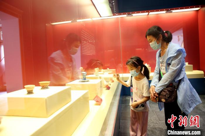 图为游客参观“绝艺交辉——英国维多利亚和艾尔伯特博物馆与颐和园博物馆艺术精品展”。 颐和园供图 图为游客参观“绝艺交辉——英国维多利亚和艾尔伯特博物馆与颐和园博物馆艺术精品展”。 颐和园供图