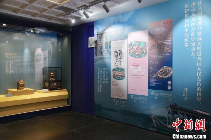 图为“绝艺交辉——英国维多利亚和艾尔伯特博物馆与颐和园博物馆艺术精品展”展厅。 颐和园供图 图为“绝艺交辉——英国维多利亚和艾尔伯特博物馆与颐和园博物馆艺术精品展”展厅。 颐和园供图