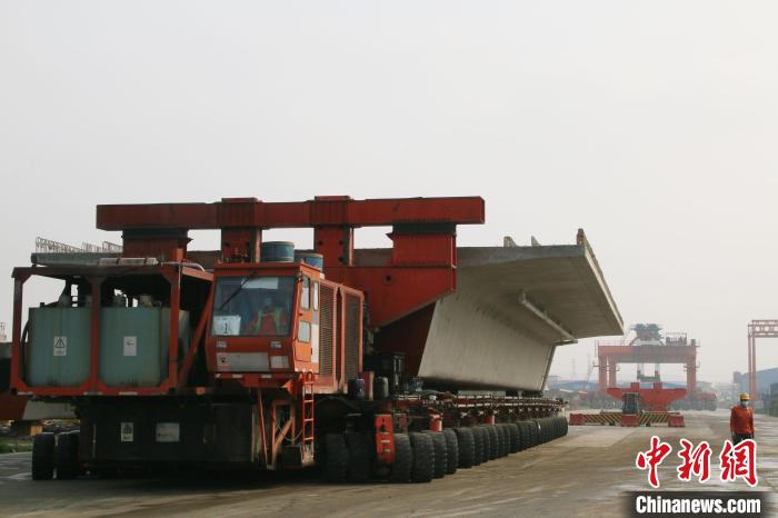 图为运梁车出场。　李金朋 摄