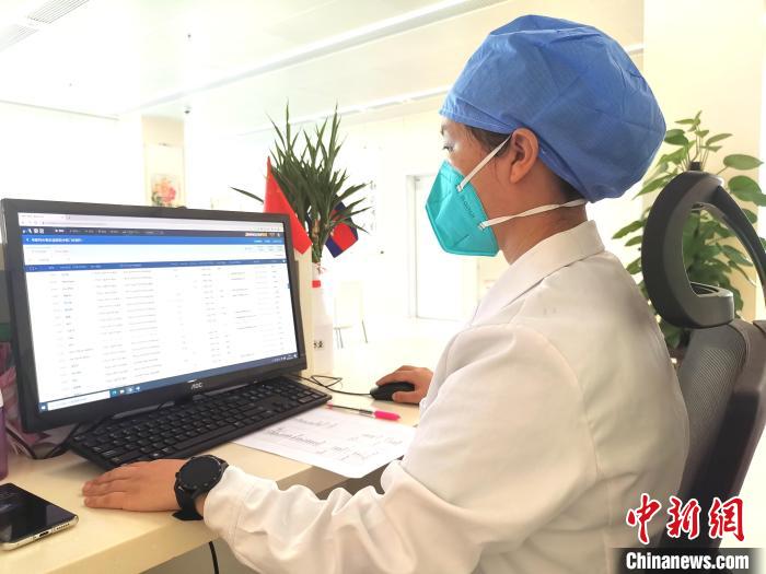 在柬埔寨，曾经的ICU专科护士及全国中医护理骨干李海燕变身为“互联网运营+护理”的全能护士。　专家组提供