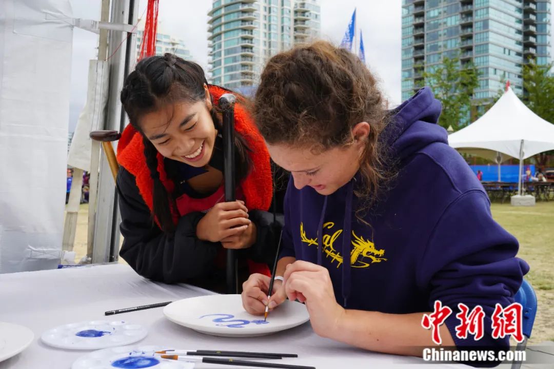 加拿大温哥华国际龙舟节的两位桨手体验中国青花瓷绘画。<a target='_blank' href='/'>中新社</a>发 中国驻多伦多旅游办事处 供图