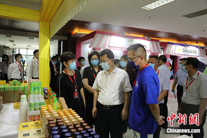 图为天津市委常委、市委统战部部长冀国强（中）参观津台青年创业市集。 <a target='_blank' href='/'>中新社</a>发 天津市台办 供图