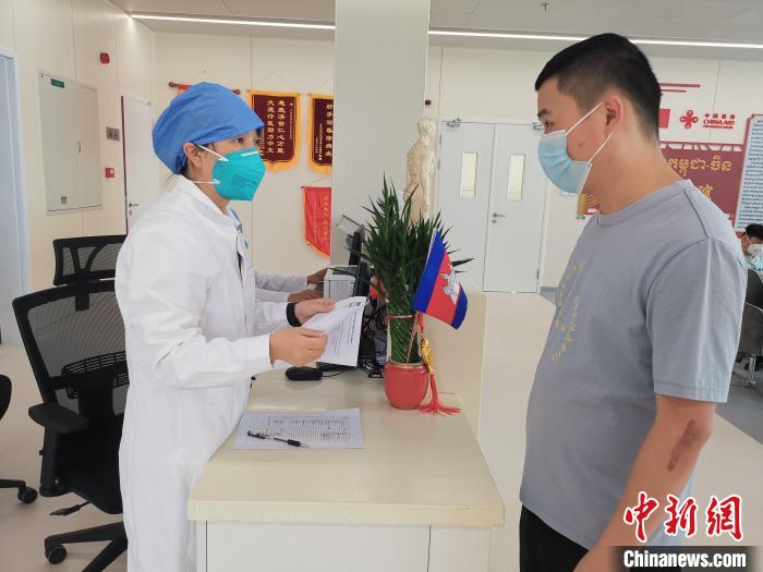 李海燕为患者提供咨询服务。　专家组提供