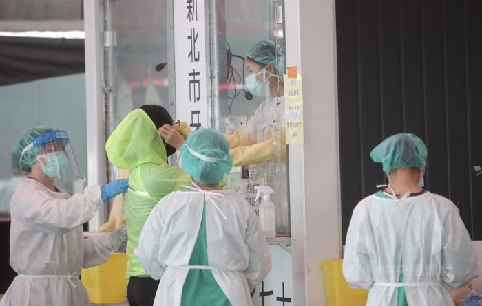 资料图：台湾民众在做PCR采检。台湾“中央社”图 吴家昇 摄。 