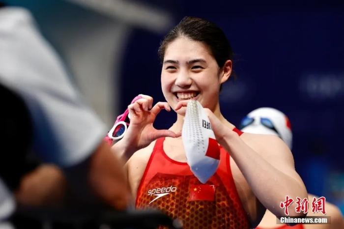 资料图：张雨霏在奥运赛场比出爱心手势。<a target='_blank' href='/'>中新社</a>记者 富田 摄