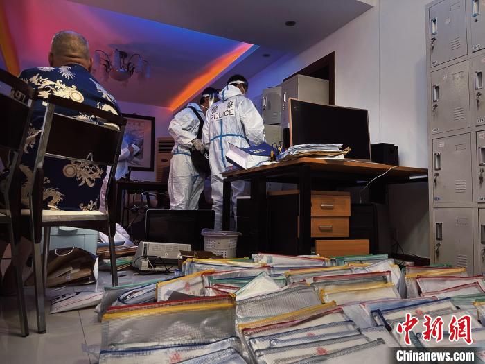 截至案发,5个团伙共开具价税合计27亿余元的增值税专用发票,非法获利近亿元。 上海警方供图 截至案发,5个团伙共开具价税合计27亿余元的增值税专用发票,非法获利近亿元。 上海警方供图