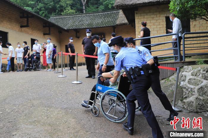 民警为游客提供贴心服务。　韶山冲派出所 供图