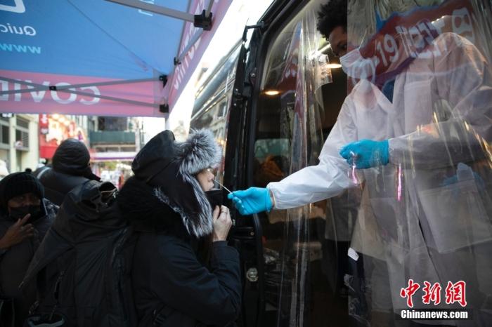 资料图：当地时间1月4日，美国纽约曼哈顿14街一处新冠病毒检测站为居民做检测。<a target='_blank' href='/'>中新社</a>记者 廖攀 摄