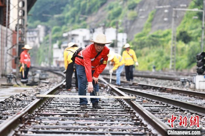 重庆工务段工作人员正在维护站内线路设备。　喻雪峰 摄