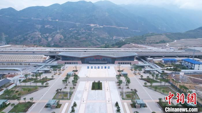 图为颇具生态感的郑渝高铁巫山站。 渝万铁路有限责任公司供图 图为颇具生态感的郑渝高铁巫山站。 渝万铁路有限责任公司供图