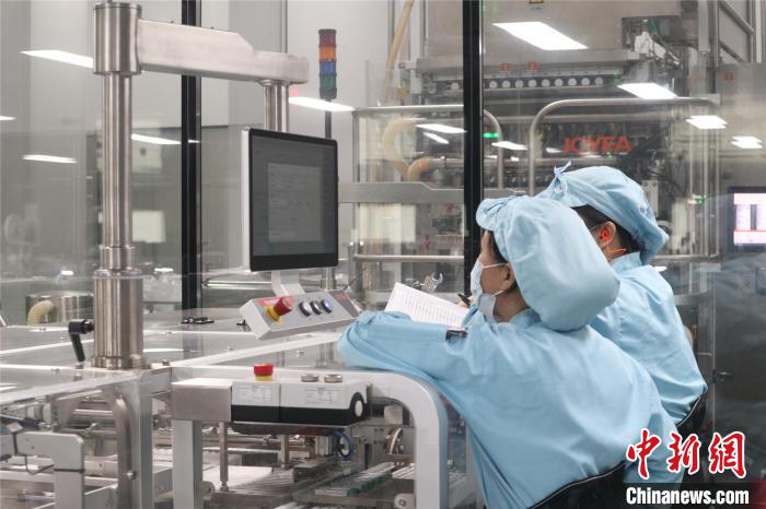 图为一方制药搭建的新生产线 孙秋霞 摄