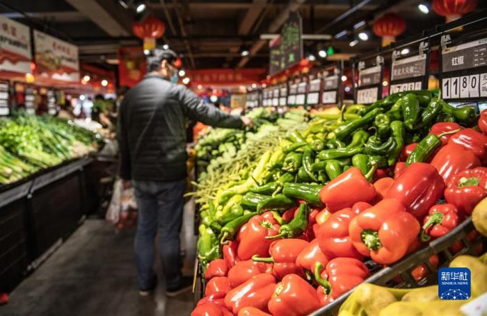 市民在贵阳市观山湖区合力惠民生鲜超市(阳关店)选购蔬菜(2021年2月4日摄)。新华社记者 陶亮 摄