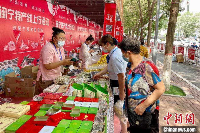 消费者选购福建特产。　李佩珊 摄