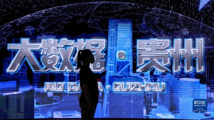 工作人员在国家大数据(贵州)综合试验区展示中心观看LED显示屏(5月26日摄)。新华社记者 欧东衢 摄