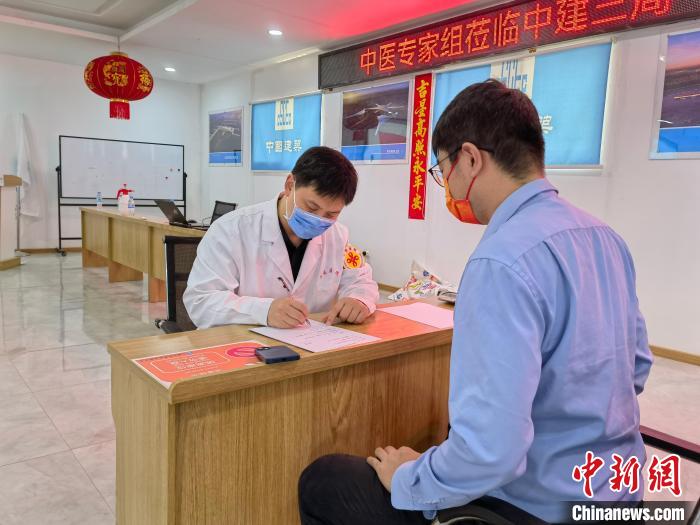 中国援柬中医抗疫医疗队成员为中资企业员工义诊。 医疗队提供 中国援柬中医抗疫医疗队成员为中资企业员工义诊。 医疗队提供