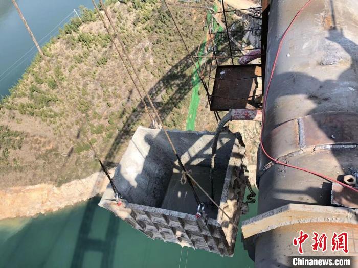 图为郑渝高铁大宁河双线大桥施工过程中,将弃渣等放入自制料斗中,防止弃渣落入大宁河。 中铁二局供图 图为郑渝高铁大宁河双线大桥施工过程中,将弃渣等放入自制料斗中,防止弃渣落入大宁河。 中铁二局供图