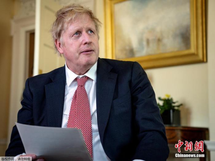 资料图：英国首相约翰逊出院，通过视频发文感谢医护人员。此前，确诊感染新冠病毒的约翰逊5日晚入院，6日晚因病情恶化转入重症监护室治疗。