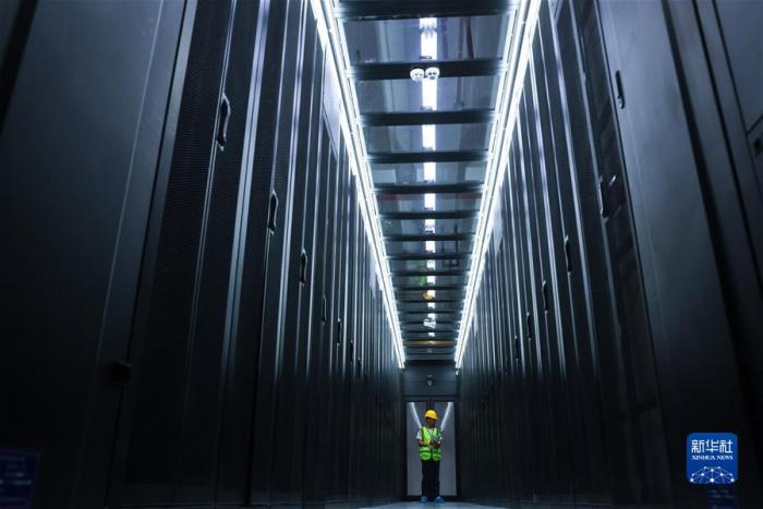 工作人员在中国移动贵阳数据中心机房内巡检(5月24日摄)。新华社记者 欧东衢 摄