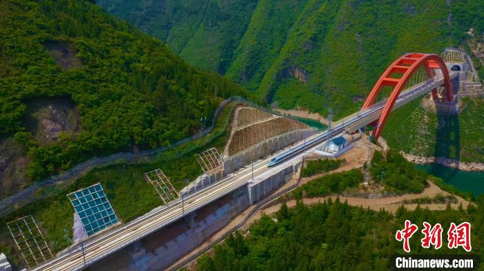 图为试运行列车驶过郑渝高铁大宁河双线大桥。 中铁二局供图 图为试运行列车驶过郑渝高铁大宁河双线大桥。 中铁二局供图