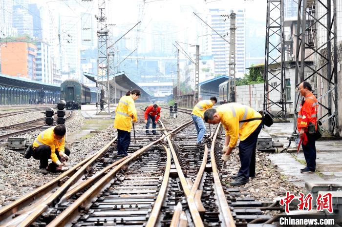重庆工务段工作人员正在维护站内线路设备。　喻雪峰 摄