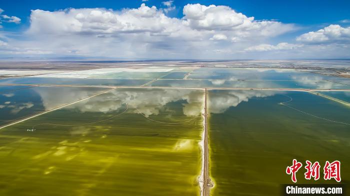 图为无人机航拍察尔汗盐湖。 何启金 摄 图为无人机航拍察尔汗盐湖。 何启金 摄