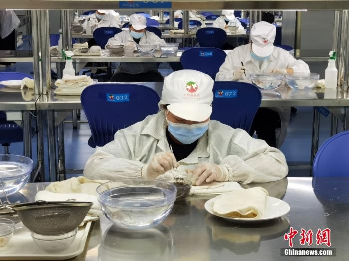 图为位于广西钦州的中马钦州产业园燕窝加工贸易基地的燕窝生产线。 <a target='_blank' href='/'>中新社</a>记者 翟李强 摄