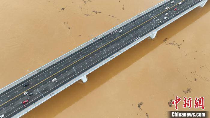 航拍洪峰经过广西柳州市。　蒙鸣明 摄