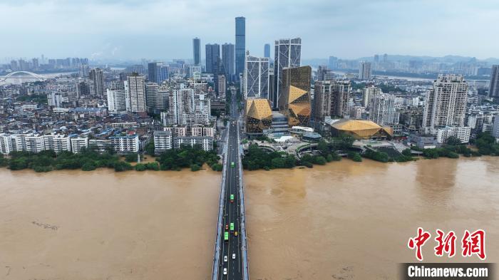 航拍洪峰经过广西柳州市。　蒙鸣明 摄