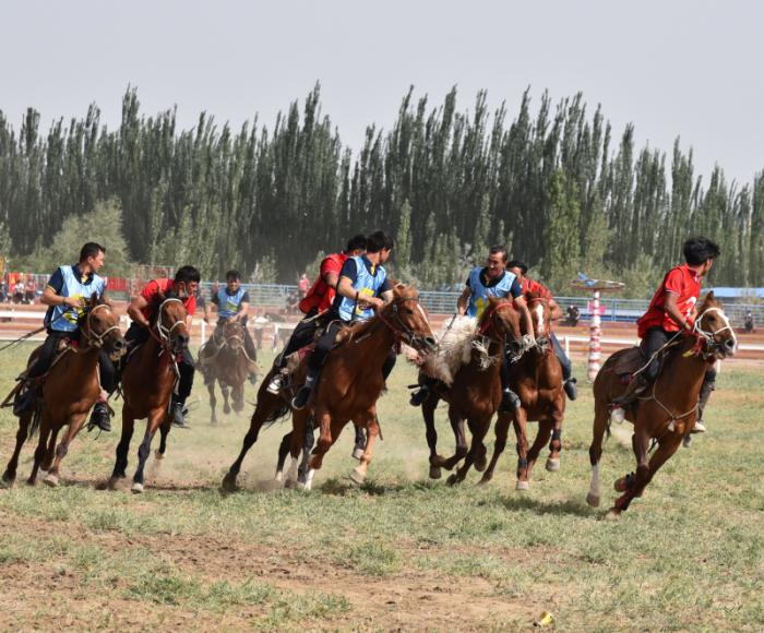 赛场上,选手们你追我赶。买合木提摄影 赛场上,选手们你追我赶。买合木提摄影