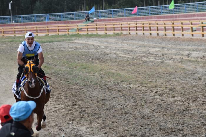 速度赛马竞赛中,选手奋力冲向终点。买合木提 摄 速度赛马竞赛中,选手奋力冲向终点。买合木提 摄