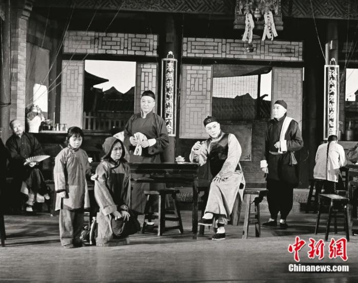 1958年,蓝天野(右二)在《茶馆》中饰演秦仲义。<a target='_blank' href='/'>中新社</a>发 北京人艺 供图
1958年,蓝天野(右二)在《茶馆》中饰演秦仲义。<a target='_blank' href='/'>中新社</a>发 北京人艺 供图