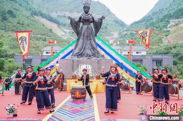 图为民众乐舞祈福。 陈冠言 摄 图为民众乐舞祈福。 陈冠言 摄