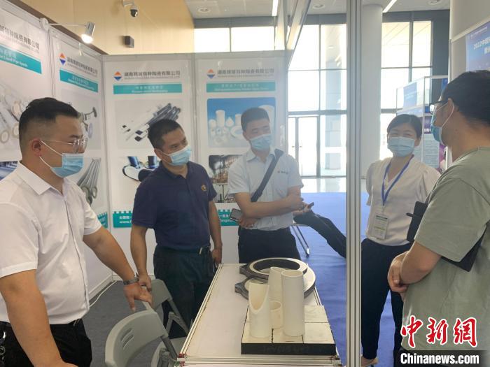 长沙新材料产业博览会上，一种特种陶瓷产品受到关注。　鲁毅 摄