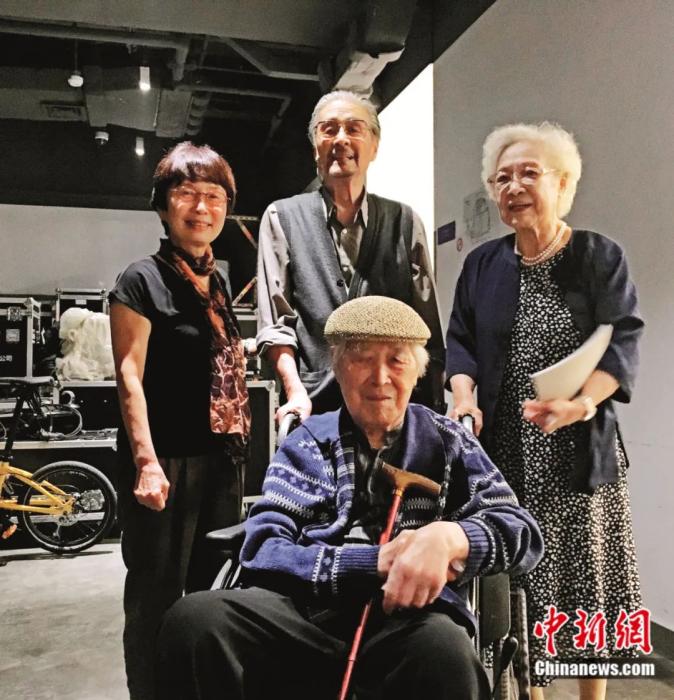 2016年7月15日,《冬之旅》上海演出期间,蓝天野(后中)与秦怡(后右)、白桦(前)、万方合影。<a target='_blank' href='/'>中新社</a>发 万方 供图
2016年7月15日,《冬之旅》上海演出期间,蓝天野(后中)与秦怡(后右)、白桦(前)、万方合影。<a target='_blank' href='/'>中新社</a>发 万方 供图