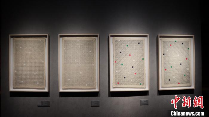 图为丁乙首次在藏纸上的创作。　米玛欧珠 摄