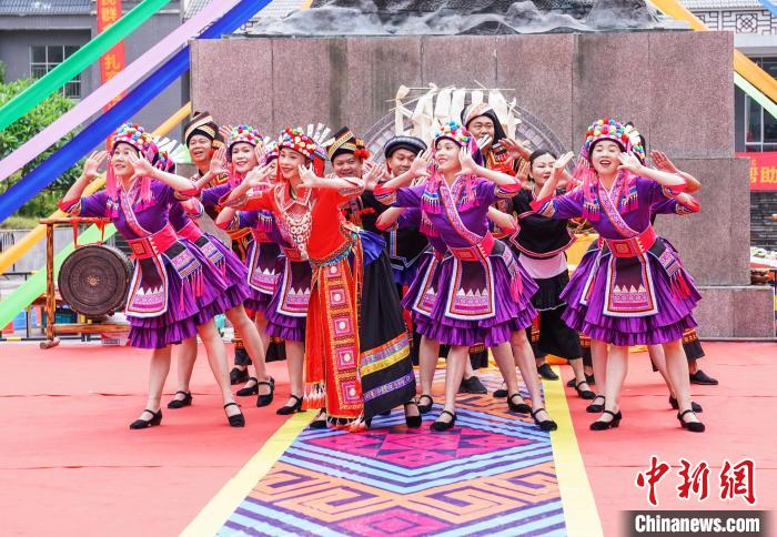 图为民族文化展演。 陈冠言 摄 图为民族文化展演。 陈冠言 摄