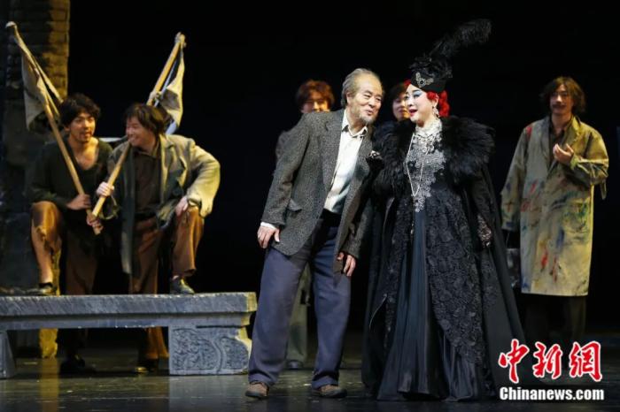 2017年10月,由蓝天野执导的《贵妇还乡》在首都剧场上演,陈小艺、濮存昕领衔演出。<a target='_blank' href='/'>中新社</a>记者 富田 摄
2017年10月,由蓝天野执导的《贵妇还乡》在首都剧场上演,陈小艺、濮存昕领衔演出。<a target='_blank' href='/'>中新社</a>记者 富田 摄
