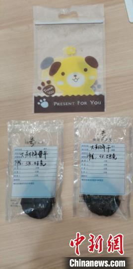 查获的大麻饼干及包装袋。重庆渝中警方供图 查获的大麻饼干及包装袋。重庆渝中警方供图