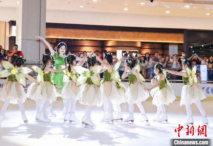 图为花样滑冰“选星计划”现场表演。 广西体育局供图 图为花样滑冰“选星计划”现场表演。 广西体育局供图