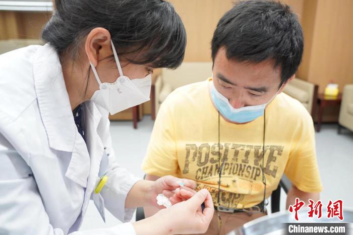 杭州“天才翻译家”金晓宇右眼复明。　浙大二院供图