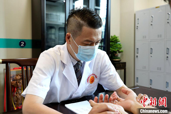 台籍中医白尹豪在为患者诊脉。 李欣 摄