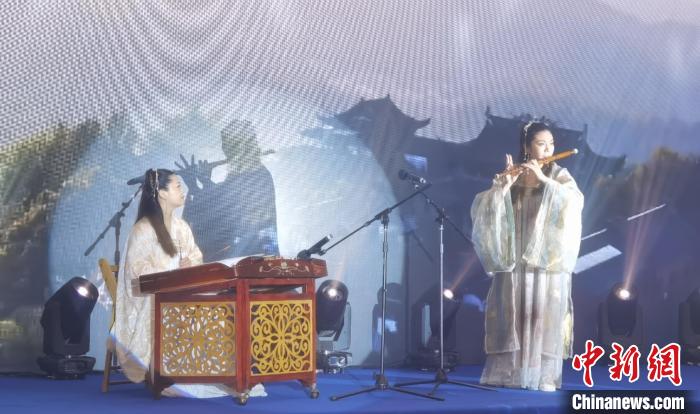 晚会现场表演传统文化节目。　王宇欣 摄